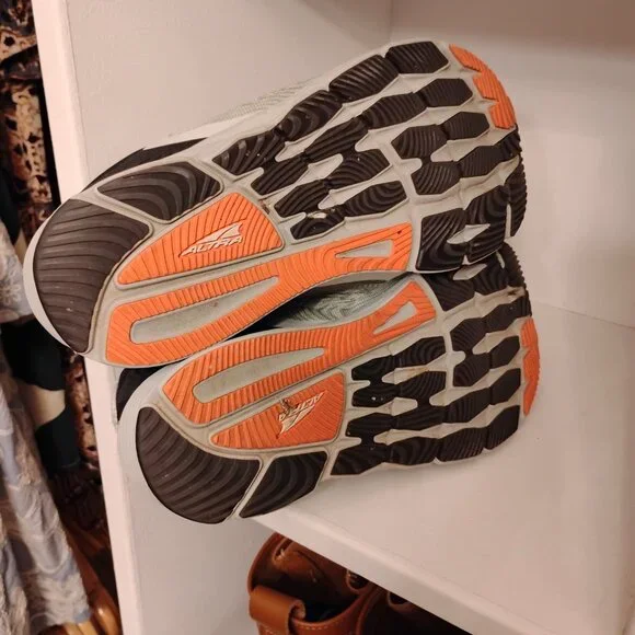 EUC Altra Torin 5-Greyish-Green and Coral - Picture 4 of 8